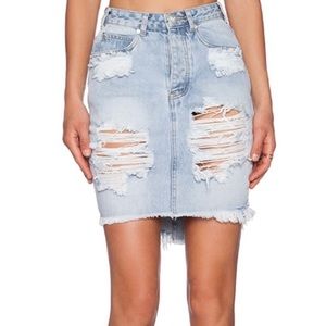 One Teaspoon’s infamous ripped jean skirt is a summer staple!!